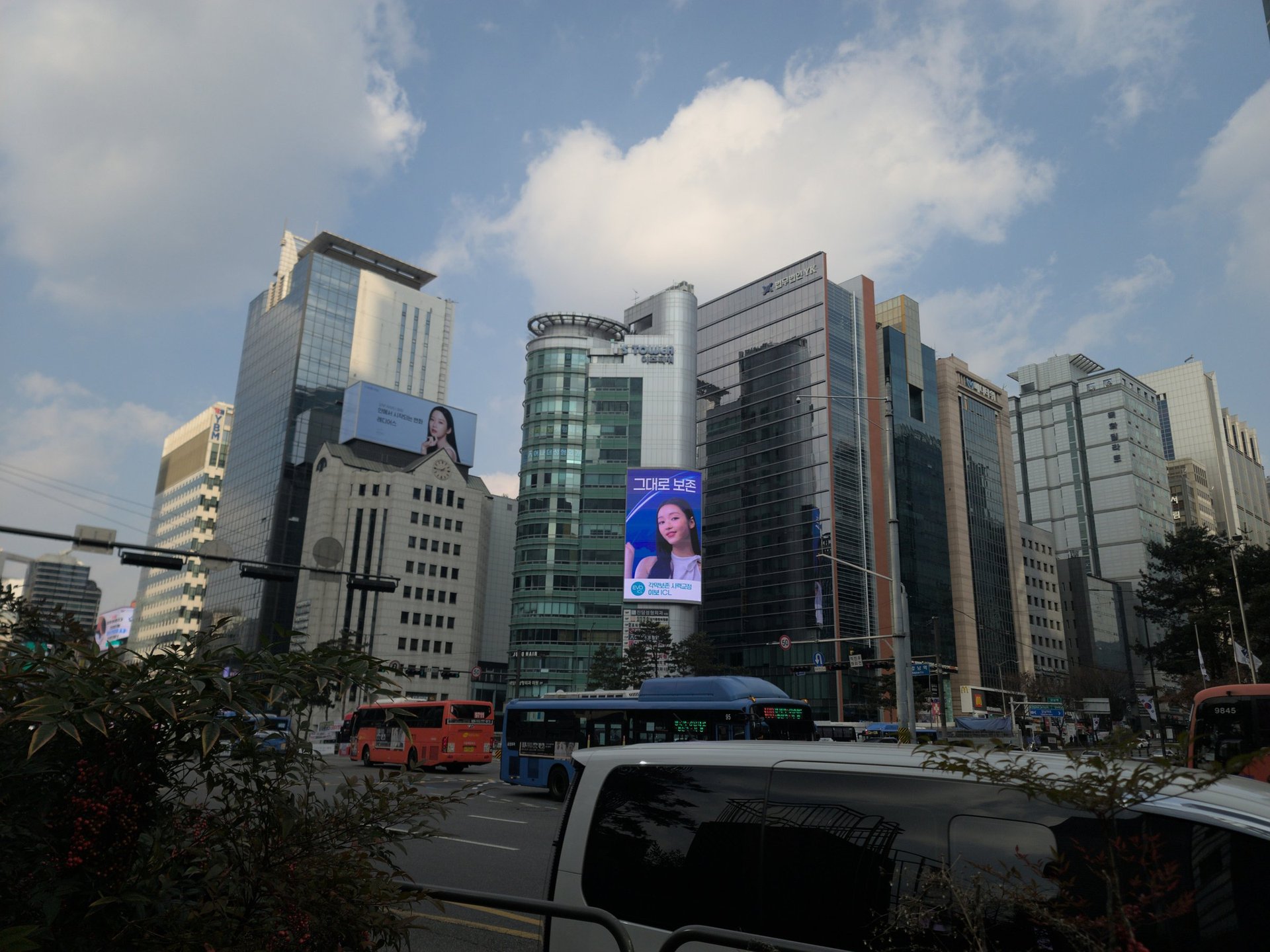 이보 ICL 강남역 전광판광고 - 강남역 미진프라자 세로 LED + 일성신약빌딩 가로 LED + 강남대로 G-LIGHT 미디어폴 통합 캠페인